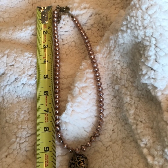 Rose Colored Pearl Necklace with Antique Brass Pendant & 6 ivory pearls. - Picture 6 of 7